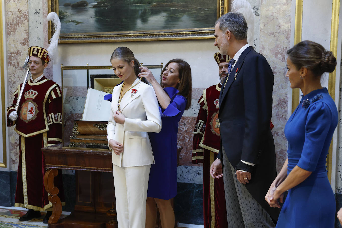 La presidenta del Congreso, Francina Armengol (2i), impone la Medalla del Congreso a la princesa Leonor (i), ante los reyes de España, Felipe VI y Letizia, en el escritorio del Congreso de los Diputados