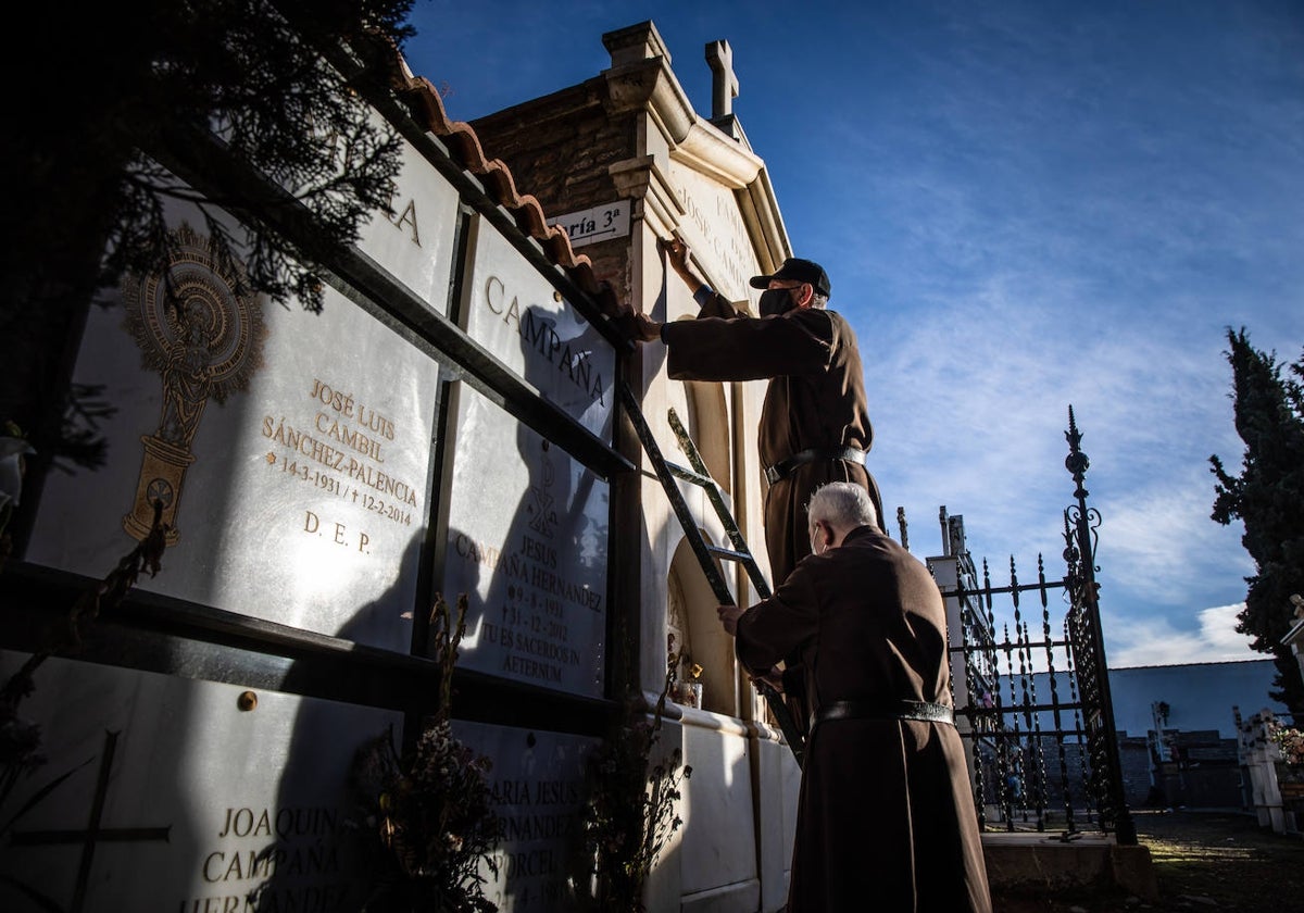 Dos hermanos fossores realizan tareas de mantenimiento en el cementerio de Guadix.