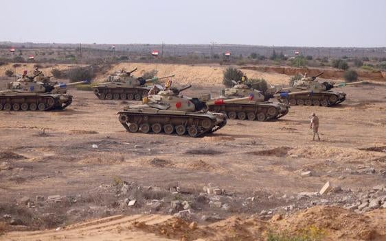 Personal militar egipcio hace guardia en el paso fronterizo de Rafah.