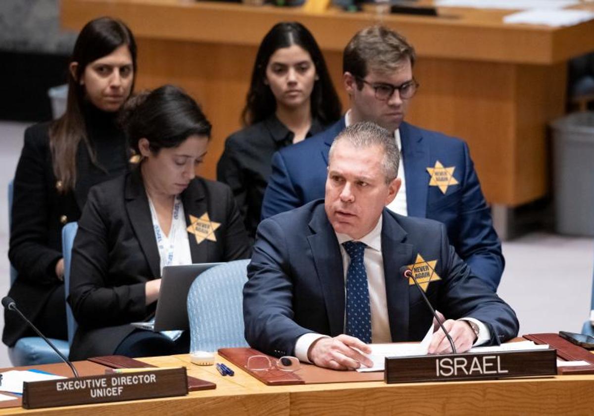 Erdan y su equipo participaron en el Consejo de Seguridad con estrellas amarillas.