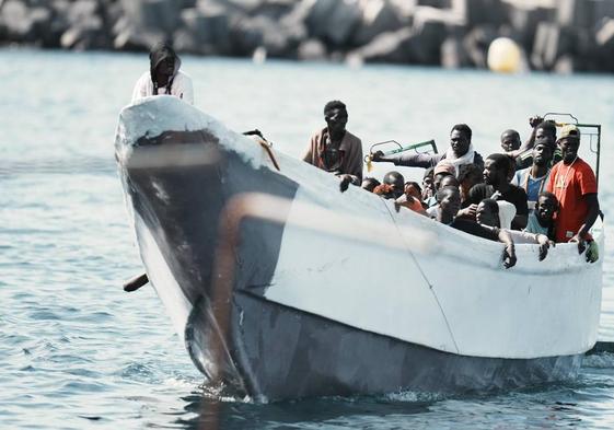 Una embarcación con inmigrantes llega a la isla canaria de El Hierro.