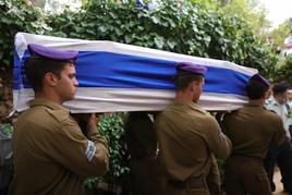 Funeral de uno de los trece soldados israelíes muertos en los combates en la Franja