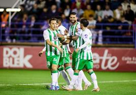 Los jugadores del Betis celebran uno de sus doce goles al Hernán Cortés.