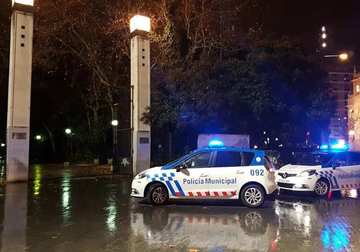 Patrullas de la Policía Municipal en la entrada principal a Campo Grande (Valladolid).