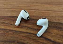 Unos airpods similares a los robados y que desencadenaron este rocambolesco caso.