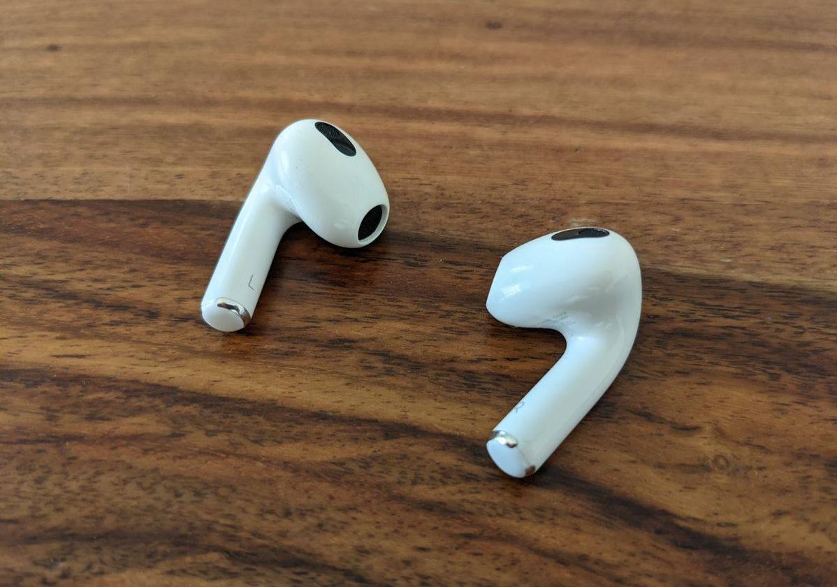 Unos airpods similares a los robados y que desencadenaron este rocambolesco caso.