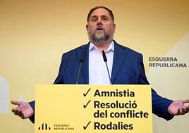 El presidente de ERC, Oriol Junqueras, presenta el acuerdo en una rueda de prensa en Barcelona.