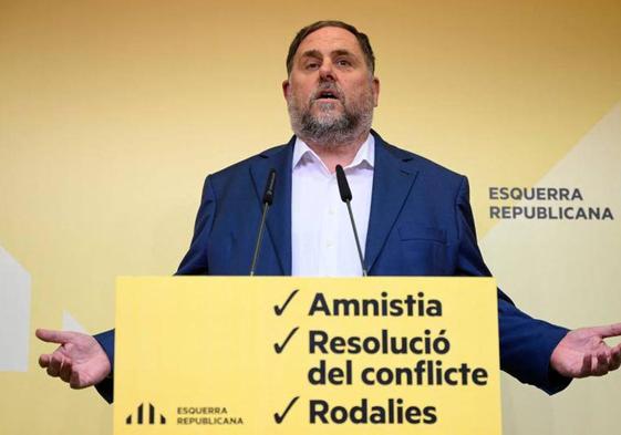 El presidente de ERC, Oriol Junqueras, presenta el acuerdo en una rueda de prensa en Barcelona.