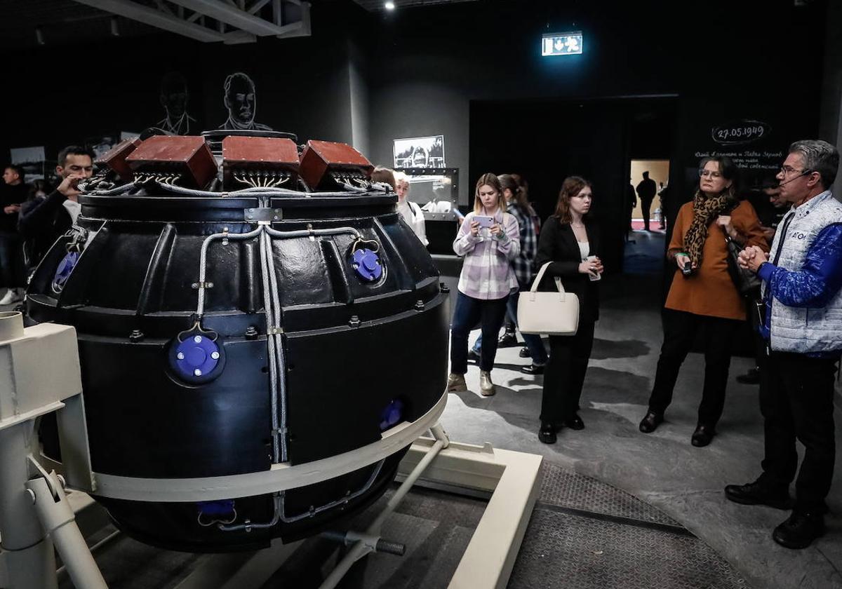 Visitantes observan un modelo de la carcasa de la bomba atómica soviética en el Centro de Exposiciones de toda Rusia