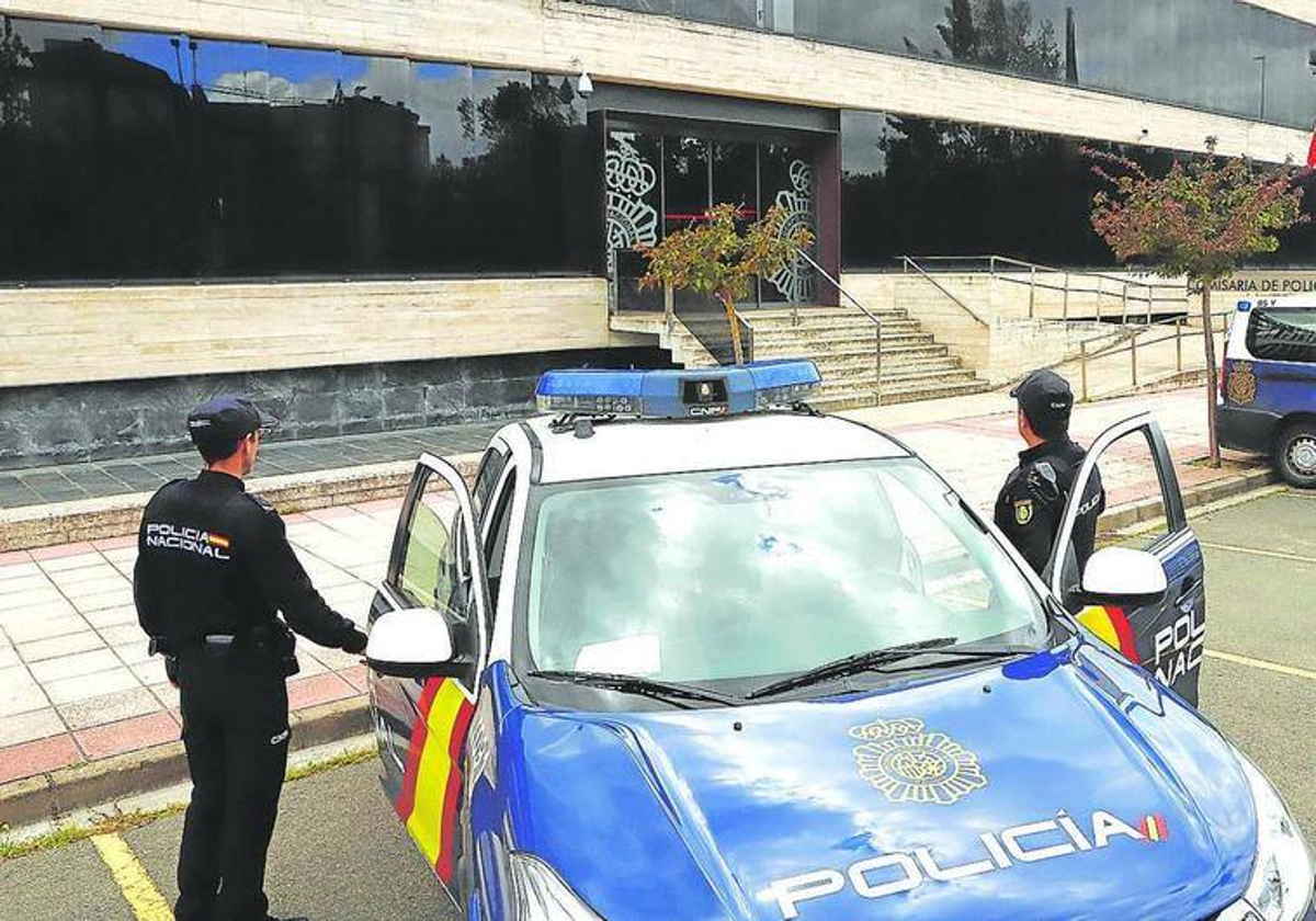 Dos agentes de la Policía Nacional.