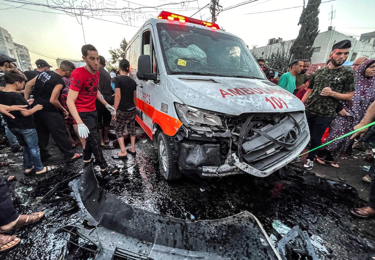 Una ambulancia que trasladaba heridos hasta el hospital de Gaza fue alcanzada de lleno por uno de los proyectiles israelíes