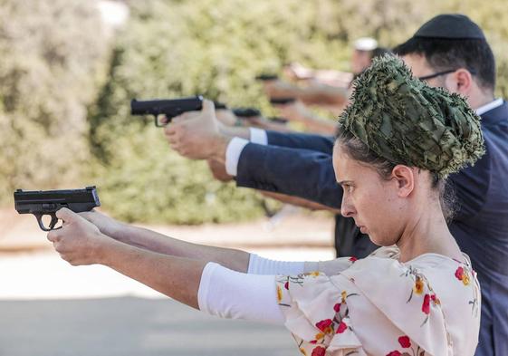 Una mujer israelí practica en una academia antiterrorista para civiles