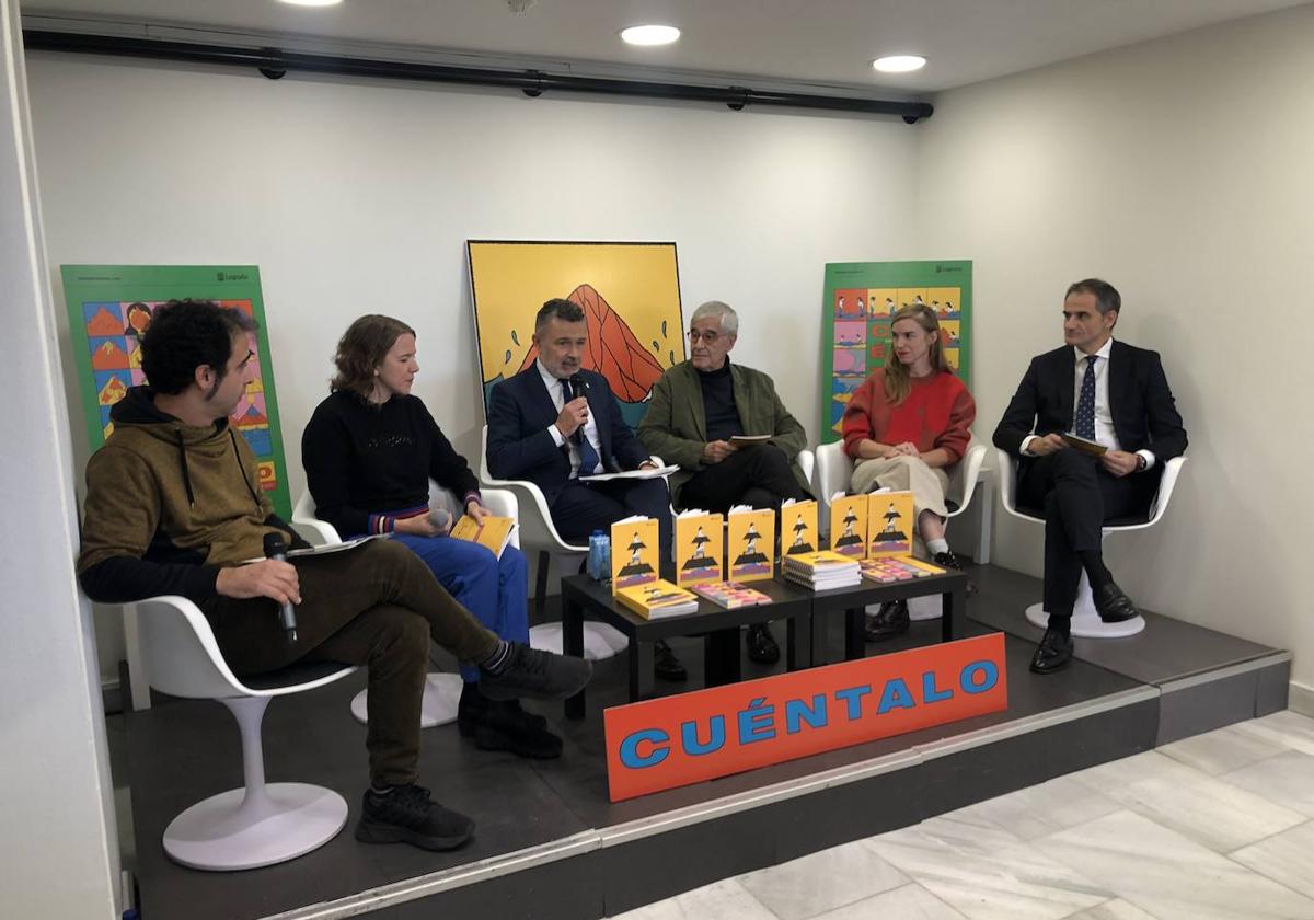 El alcalde de Logroño, Conrado Escobar (centro), durante la presentación de Cuéntalo.