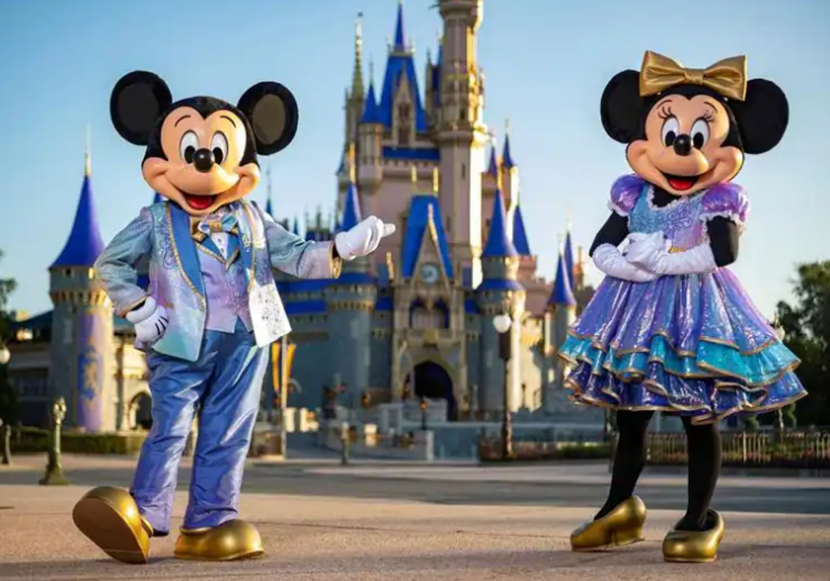 Mickey y Minnie Mouse ante el castillo de Cenicienta en el Disney World de Orlando (Florida).