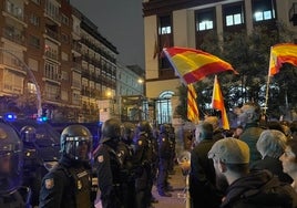 Imagen de los manifestantes junto a la sede de Ferraz