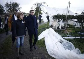 El presidente francés, Emmanuel Macron, visita una granja después de la tormenta Ciaran en Plougastel-Daoulas
