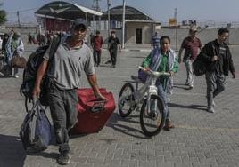 Cientos de extranjeros y heridos vuelven a salir por el paso de Rafah