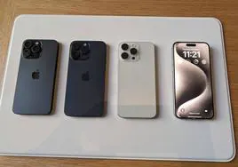 Varios iPhone 15 durante una venta anticipada de cara a la temporada navideña, hoy en una tienda Apple