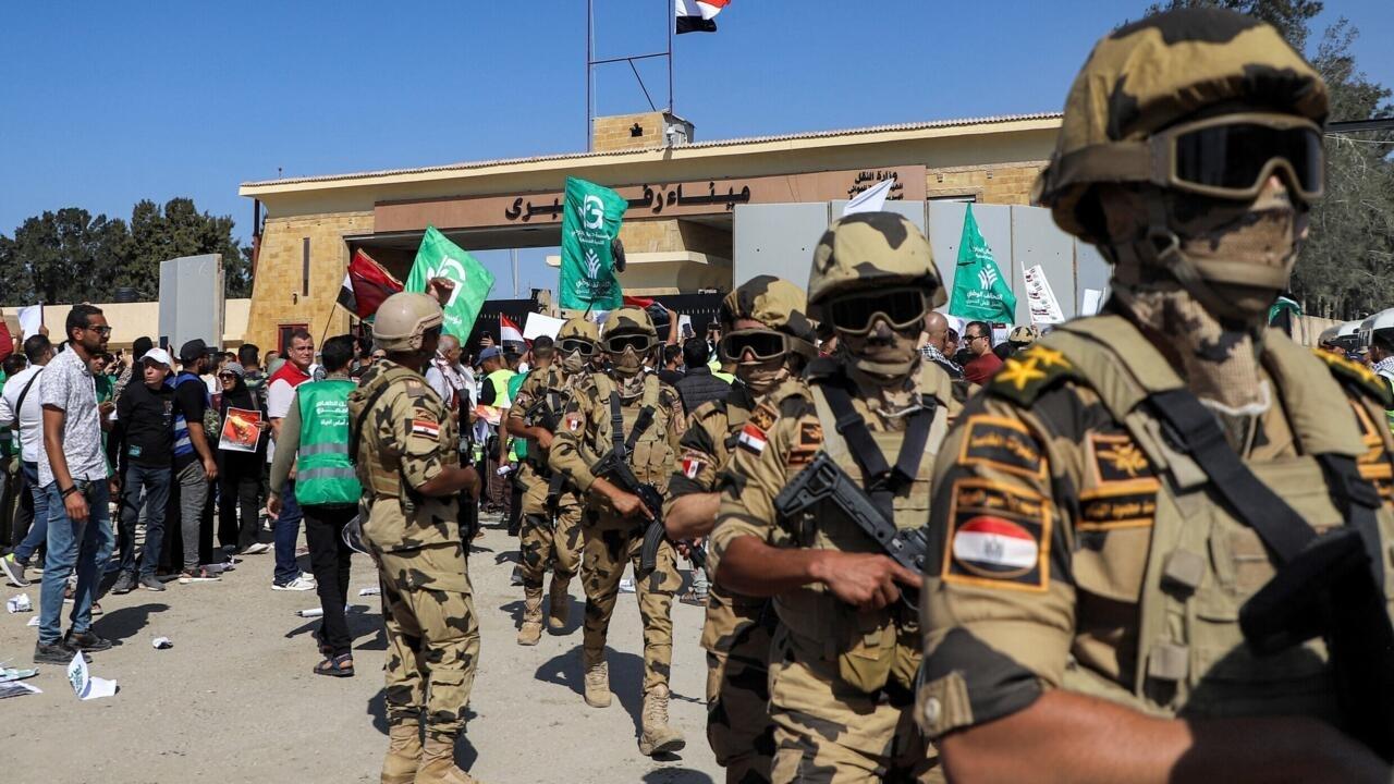 Tropas egipcias desplegadas en el paso fronterizo de Rafah.