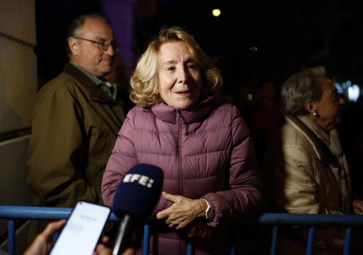 Imagen principal - Vuelven a cortar la calle Ferraz por una protesta contra la amnistía frente a la sede del PSOE