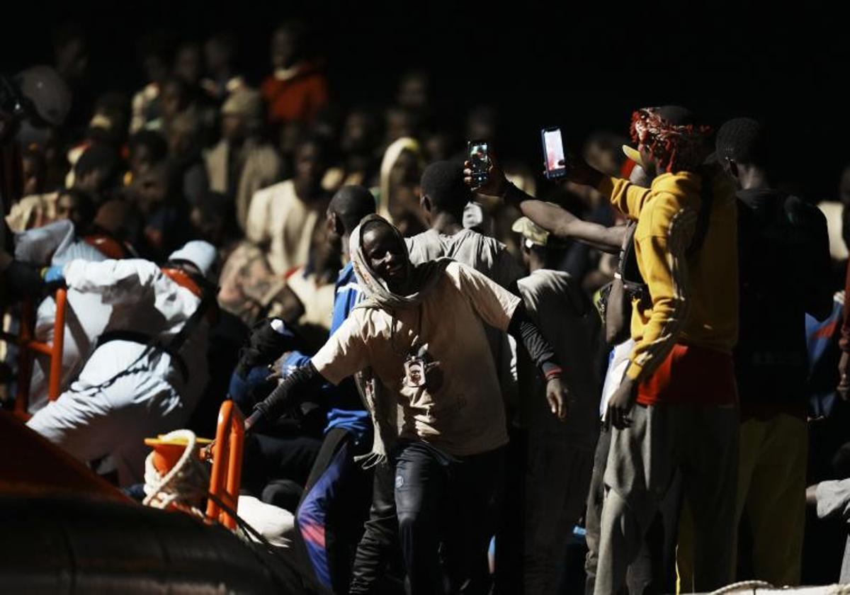 Imagen de algunos de los inmigrantes llegados a El Hierro.