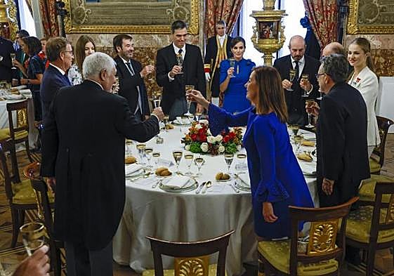 La princesa Leonor brindando con los comensales que le acompañan en la mesa