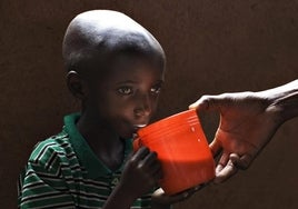 Niño bebiendo leche en jarra.