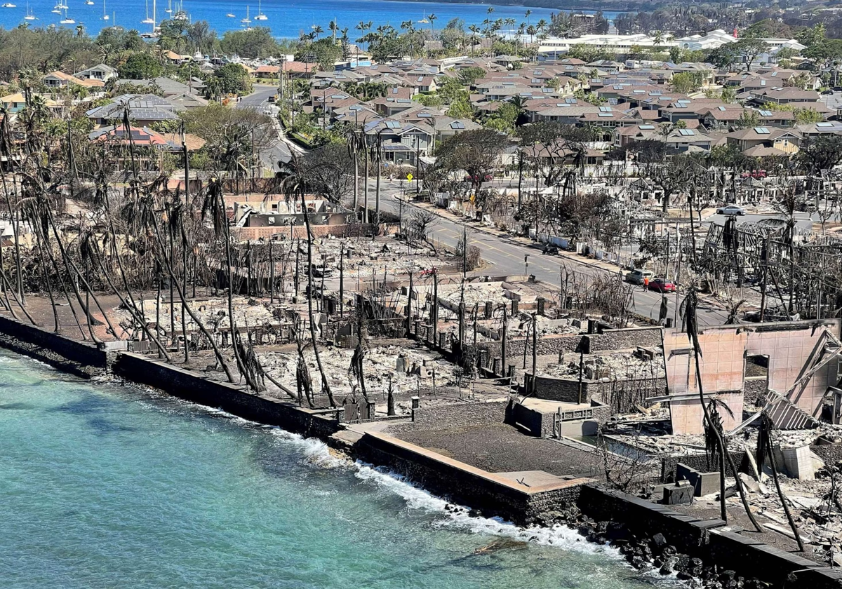 Decenas de casas y edificios quemados después de los trágicos incendios forestales en Lahiana.