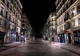 Vista nocturna de una céntrica calle de Lyon ajena a la información.