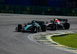 Fernando Alonso, por delante de Sergio Pérez en el circuito de Interlagos.