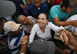 La candidata presidencial venezolana por el partido opositor Vente Venezuela, María Corina Machado, saluda a sus seguidores en una manifestación