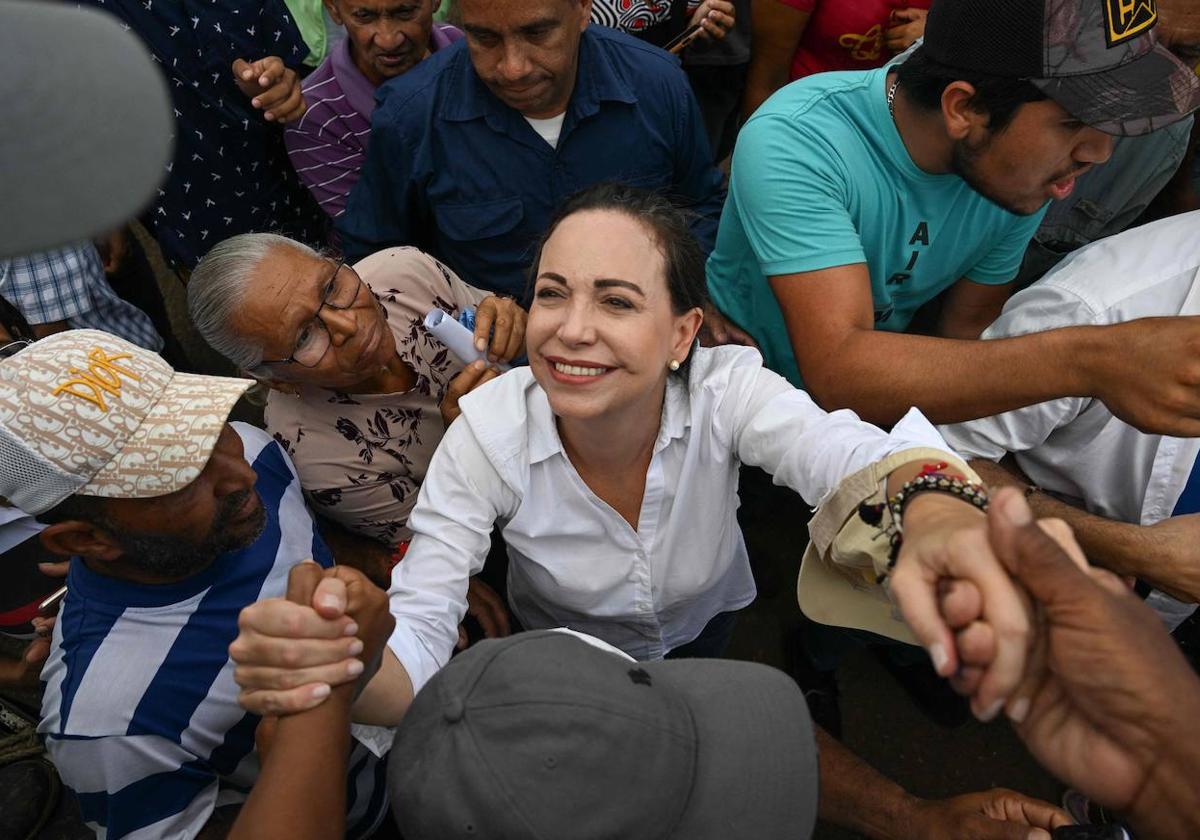 La candidata presidencial venezolana por el partido opositor Vente Venezuela, María Corina Machado, saluda a sus seguidores en una manifestación