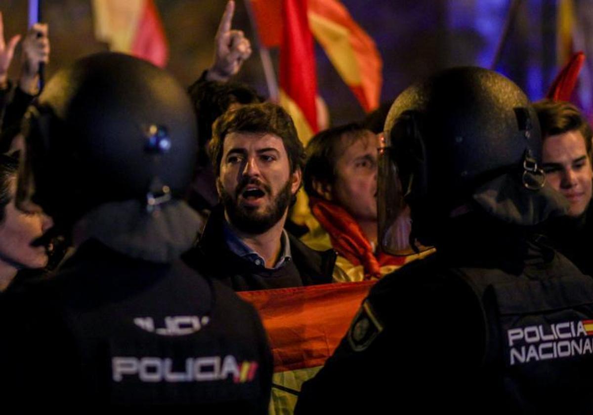 Imagen principal - El vicepresidente de la Junta de Castilla y León, Juan García-Gallardo en la portesta en Ferraz; otro momento de la protesta ante la sede del PSOE; la Policía detiene a una persona.