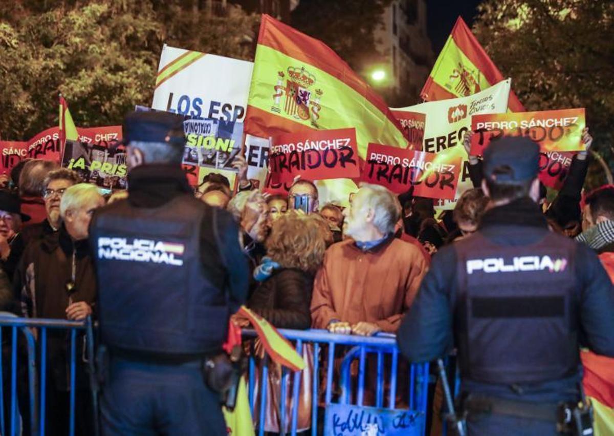 Imagen secundaria 1 - El vicepresidente de la Junta de Castilla y León, Juan García-Gallardo en la portesta en Ferraz; otro momento de la protesta ante la sede del PSOE; la Policía detiene a una persona.