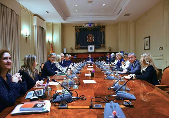 Los vocales del Consejo General del Poder Judicial (CGPJ), antes de comenzar su pleno extraordinario de este lunes.