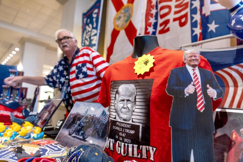 Venta de merchandising pro Trump en un comercio de Florida.