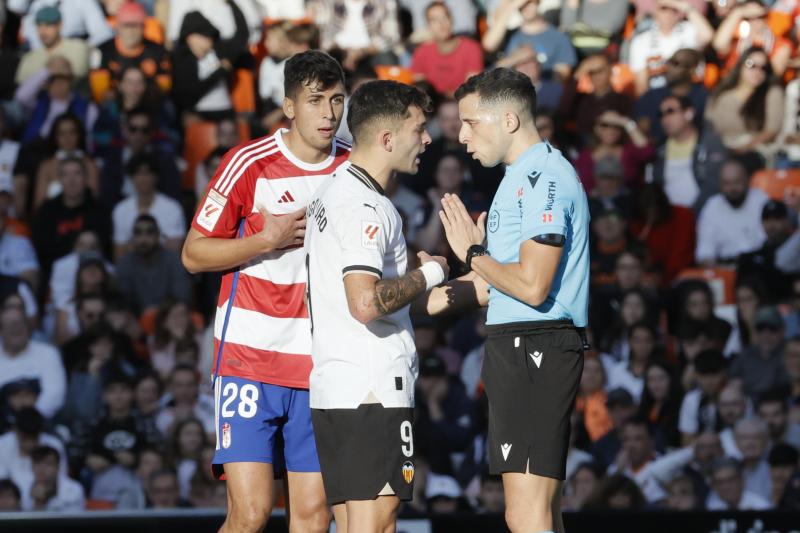 El árbitro García Verdura (d), el colegiado más joven de Primera, durante el Valencia-Granada.