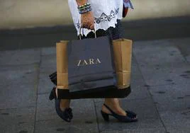 Una mujer de compras en Madrid.