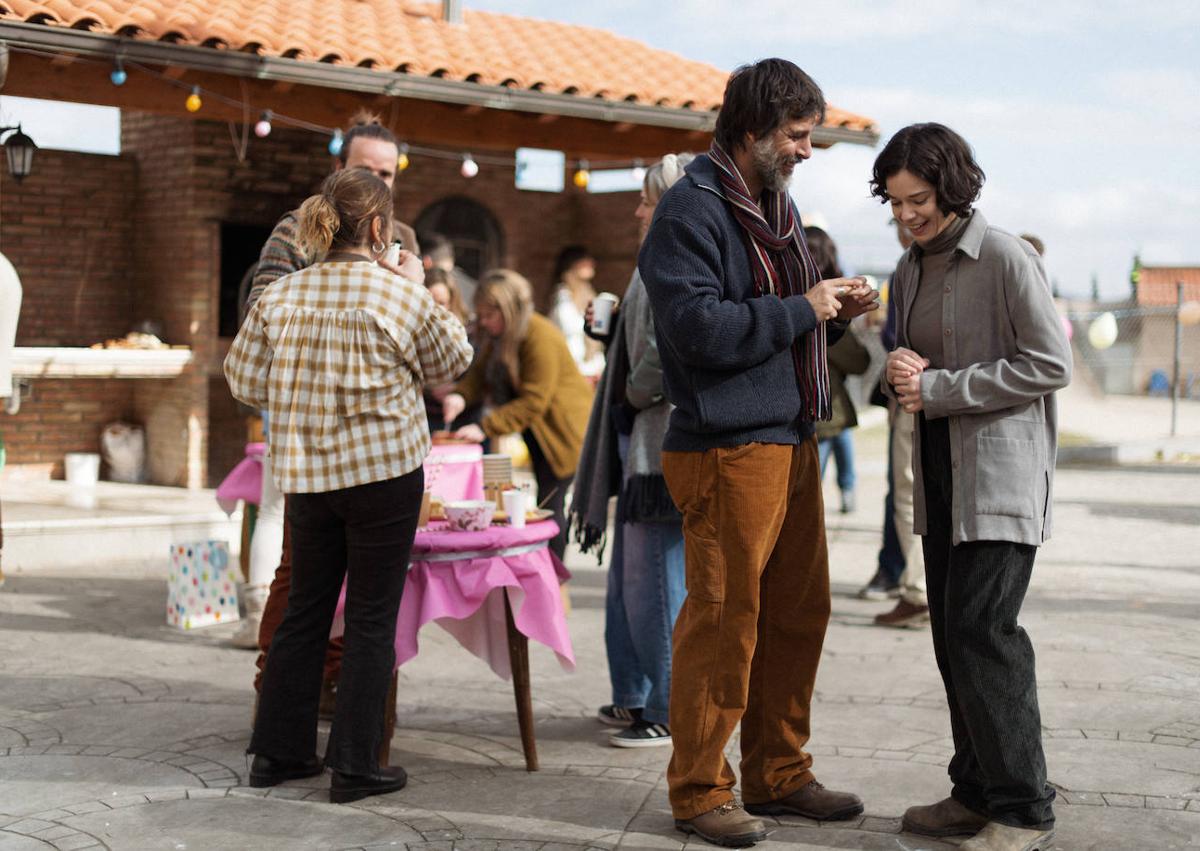 Imagen secundaria 1 - Tres momentos de la película, junto a Luis Bermejo, Hugo Silva y Hovik Keuchkerian.