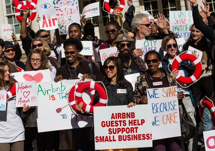 Protestas contra las restricciones para operar alojamientos turísticos en Nueva York.