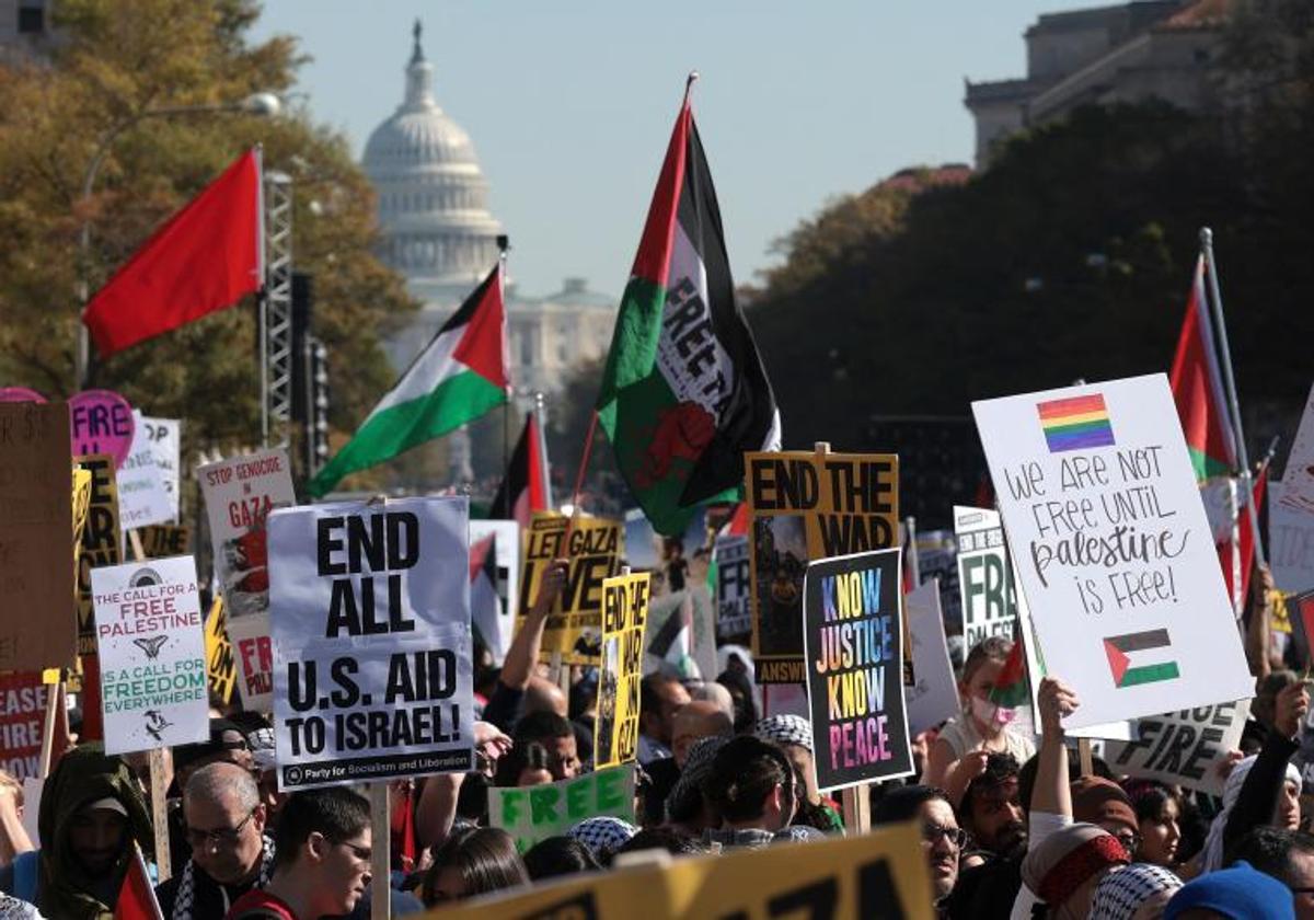 Cientos de manifestantes participan en la Marcha Nacional en Washington por Palestina.