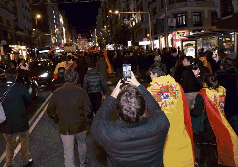 En las sucesivas concentraciones de protesta realizadas este martes por la noche en Madrid se vivieron varios momentos de tensión.