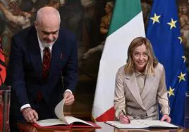 La primera ministra de Italia, Giorgia Meloni, y su homólogo albanés, Edi Rama, durante la firma este lunes en Roma del acuerdo migratorio.