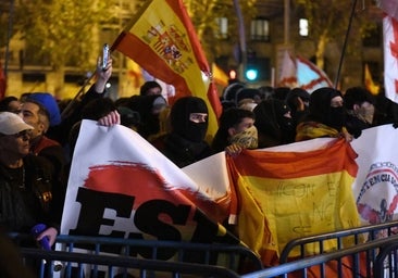 Grupos neonazis y colectivos 'parásitos' de ultraderecha lideraron desde el inicio la protesta violenta frente a Ferraz