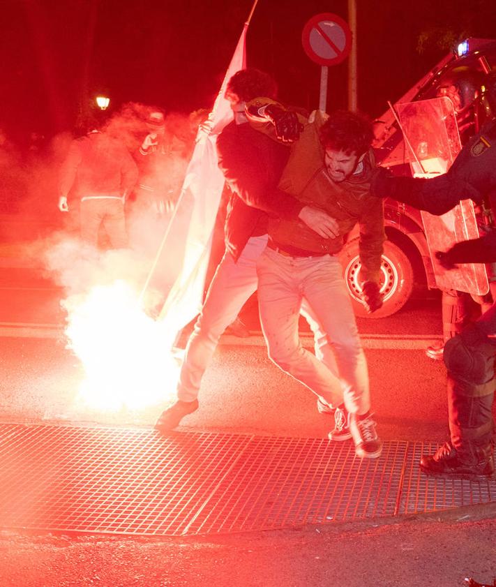 Imagen secundaria 2 - Enfrentamientos en la concentración de ayer en Ferraz