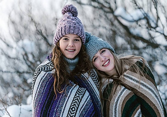 No pases frío este otoño con esta selección de bufandas, gorros y chales
