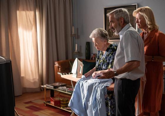 Herminia, Antonio y Merche siguen el suceso por la televisión.