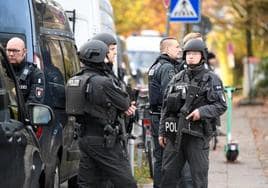 Agentes fuertemente armados frente al colegio de Hamburgo donde se han producido los hechos.