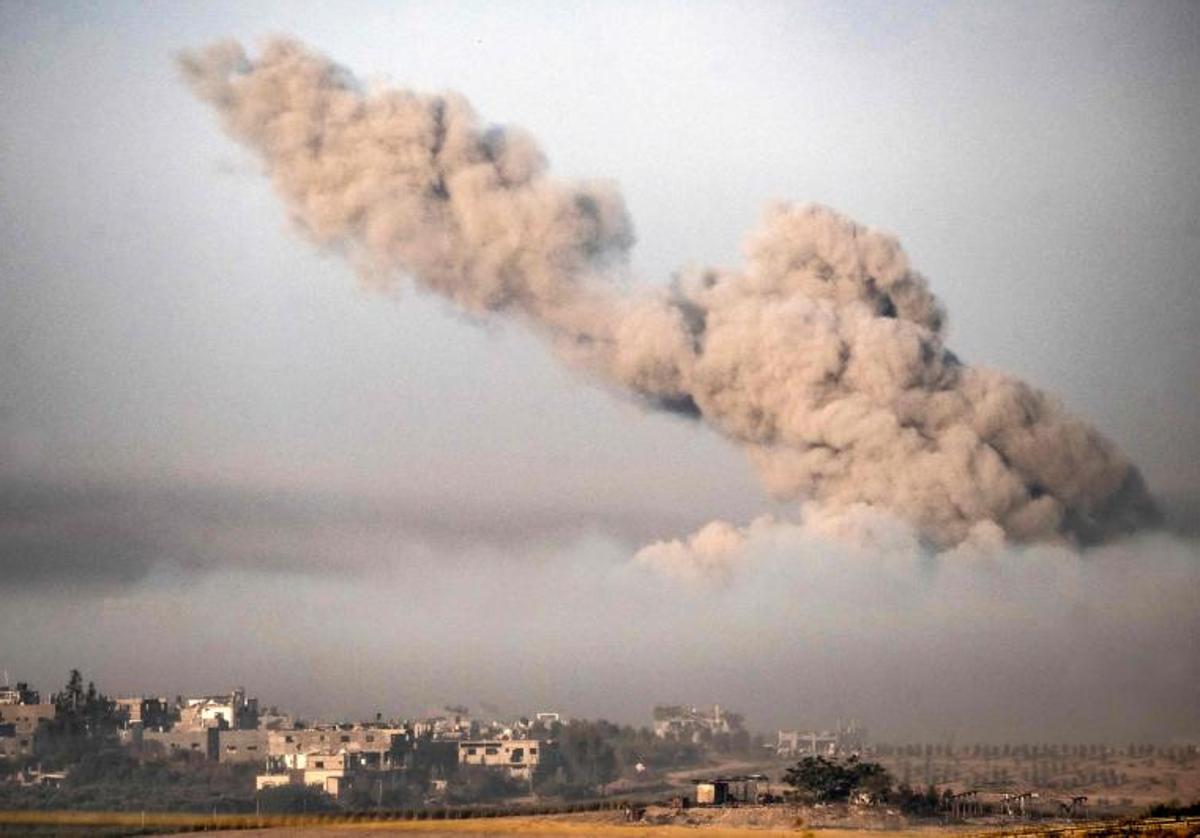 El humo se eleva tras un bombardeo israelí en los suburbios de Gaza City.