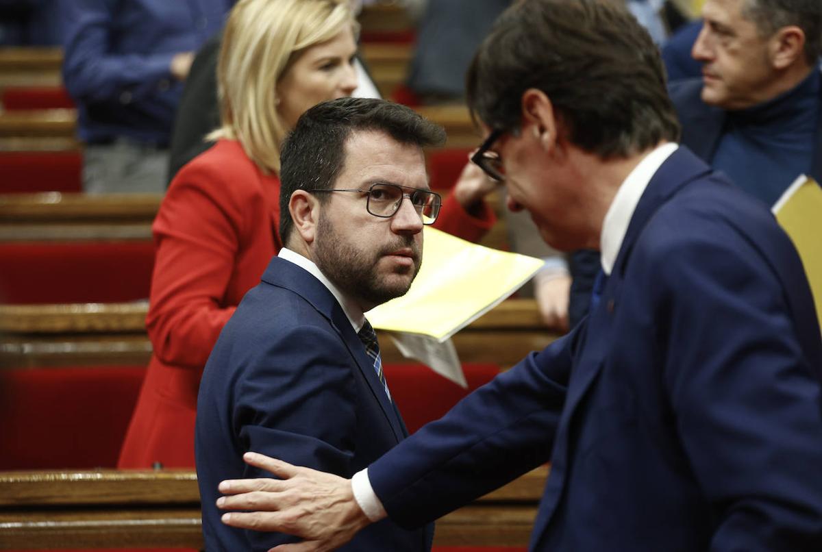 Pere Aragonés se cruza con Salvador Illa en el Parlament.